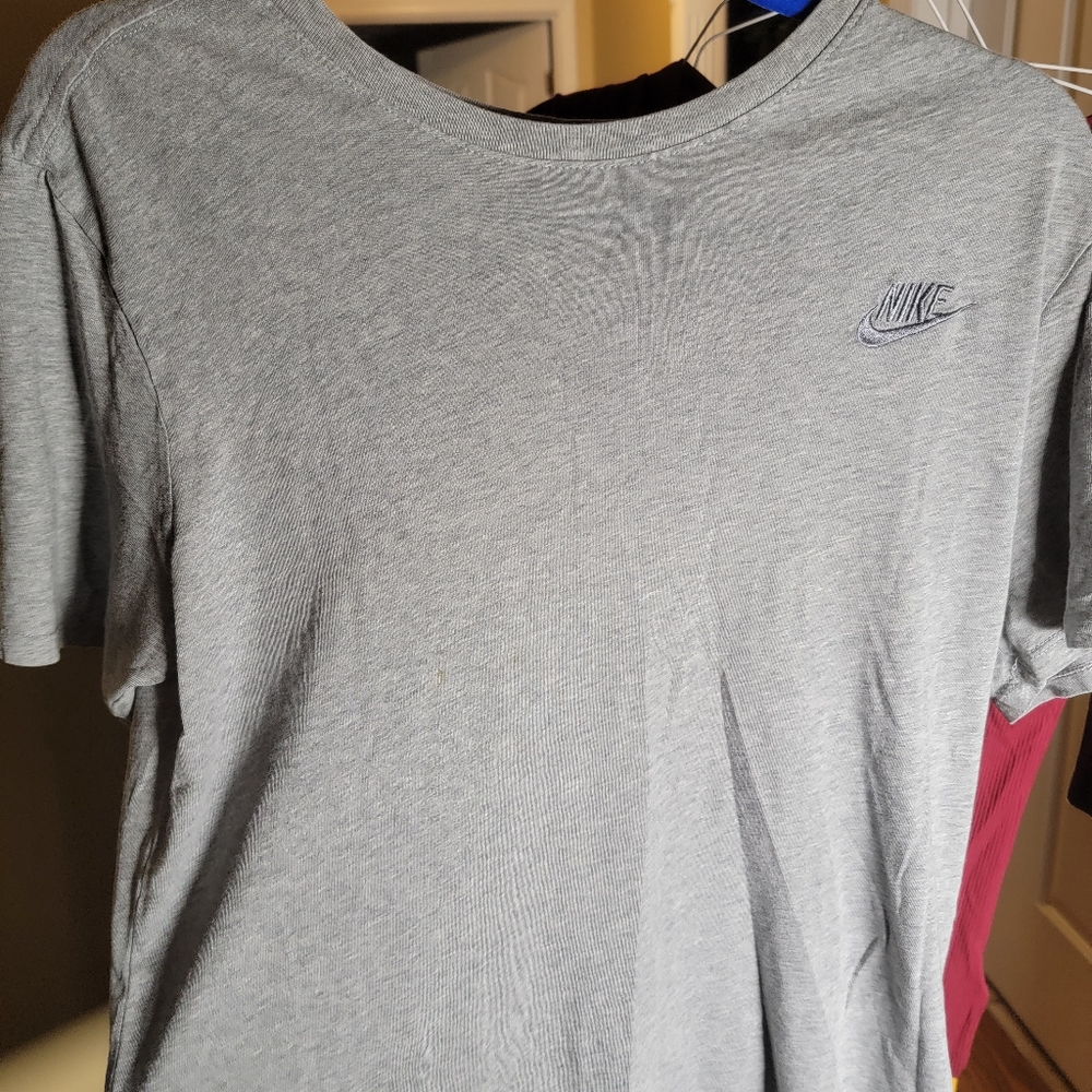 NIKE MEDIUM GRAY TEE SHIRT